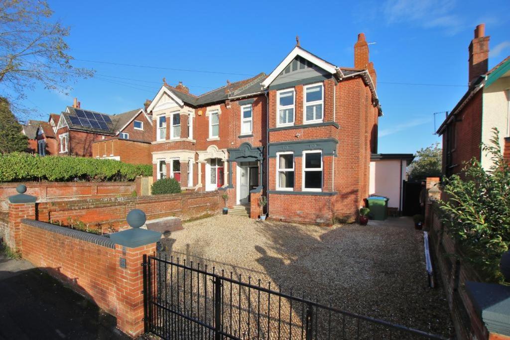 The House - Southampton Villa Exterior photo